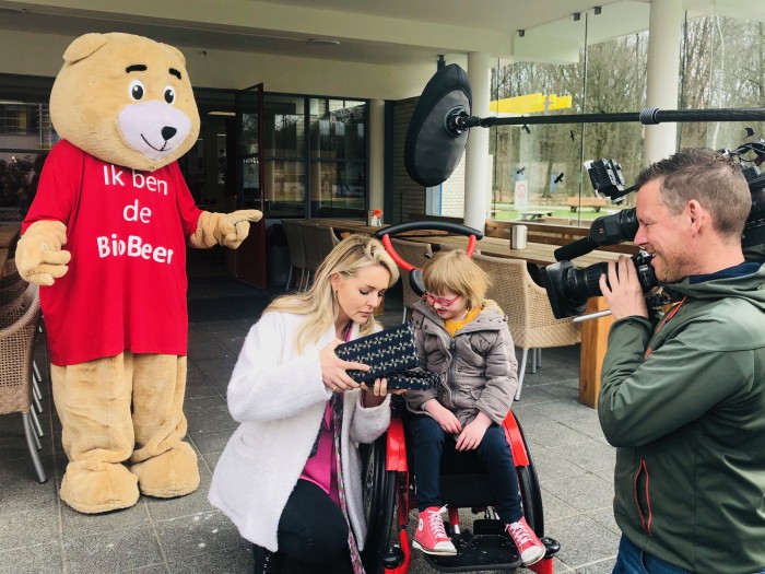 Chantal toont Fabiënne onder toeziend oog van de BioBeer de ambtsketting van de Arnhemse burgemeester Ahmed Marcouch.