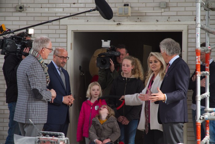 Delegatie van Marcouch bezoekt het zwembad dat op dat moment gerenoveerd wordt.